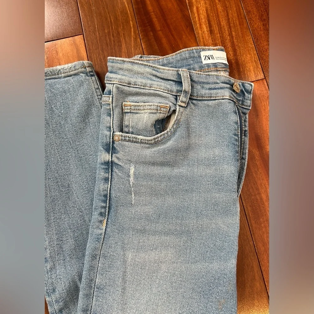 Zara Women’s Jeans Light Wash Distressed Straight skinny Denim- Size 6 - Picture 2 of 7